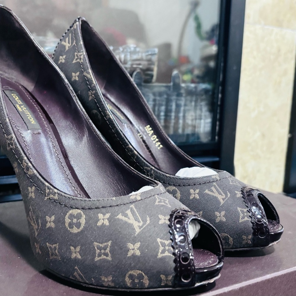 Brown and White Open Toe Pumps. Luis Vuitton, Romance